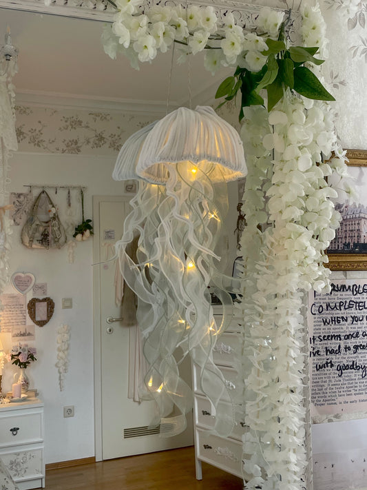White pipe cleaner jellyfish lamp – ocean-inspired DIY room decoration